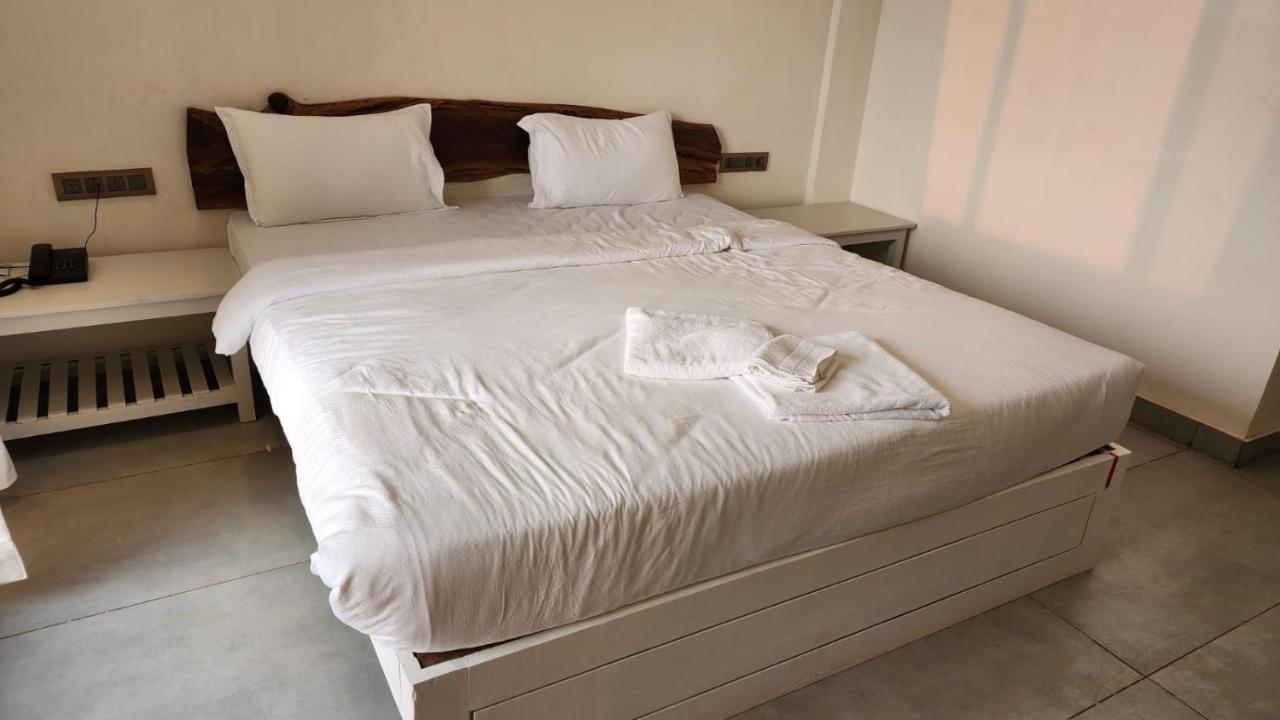 Coastal Bay Beach Resort Harnai Eksteriør billede