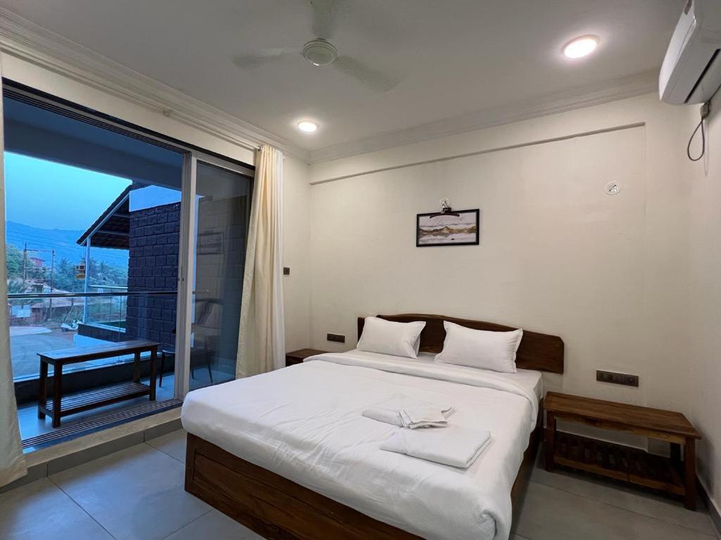 Coastal Bay Beach Resort Harnai Eksteriør billede