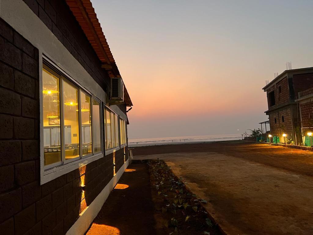 Coastal Bay Beach Resort Harnai Eksteriør billede