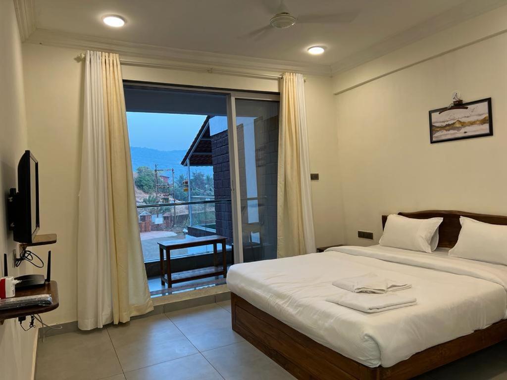 Coastal Bay Beach Resort Harnai Eksteriør billede