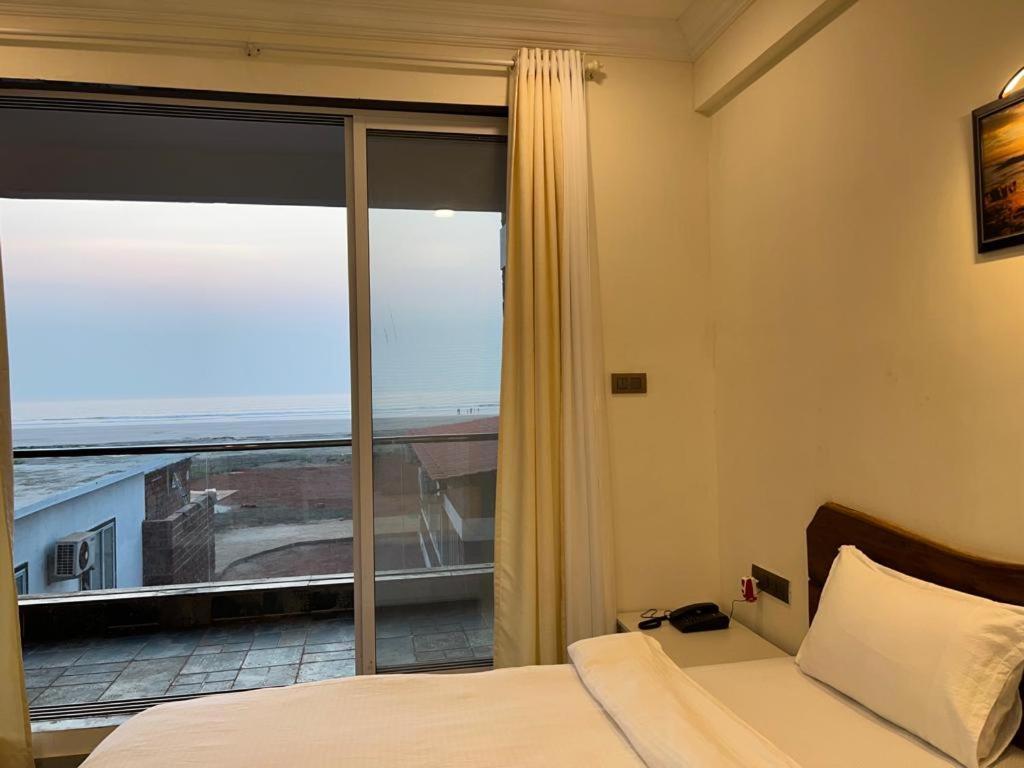 Coastal Bay Beach Resort Harnai Eksteriør billede