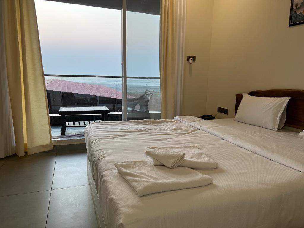 Coastal Bay Beach Resort Harnai Eksteriør billede